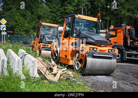 machines de construction pour la réparation des routes dans les montagnes. Banque D'Images