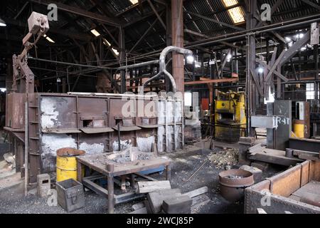 Intérieur du Blacksmith Shop où les hommes travaillaient, façonnant le métal chauffé à la main et à la machine, dans le Queen Victoria Museum à Inveresk Banque D'Images