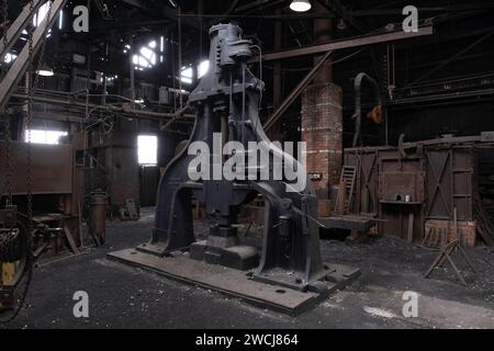 Intérieur du Blacksmith Shop où les hommes travaillaient, façonnant le métal chauffé à la main et à la machine, dans le Queen Victoria Museum à Inveresk Banque D'Images