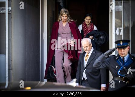 AMSTERDAM - la reine Maxima quitte le palais sur la place du Dam après la réception du nouvel an. La Reine Maxima visitera le Forum économique mondial (FEM) à Davos du mardi après-midi 16 au jeudi 18 janvier. ANP FRANK VAN BEEK netherlands Out - belgique Out Banque D'Images