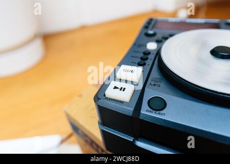 Cette image capture une vue rapprochée de l'équipement DJ professionnel, en se concentrant sur le bouton CUE et la molette, soulignant les subtilités des outils d'un DJ. Banque D'Images