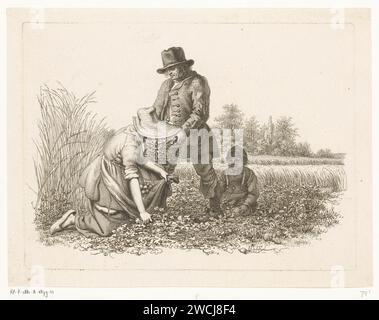 Pommes de terre Rooiers, Jacob Ernst Marcus, 1813 imprimer Une femme agenouillée et un homme debout avec un panier dans ses mains saisir des pommes de terre. Un enfant est assis sur le sol avec eux. Récolte de gravure de papier Amsterdam. enfant en bas âge (masculin) (+ assis sur le sol). Figure agenouillée - AA - figure humaine féminine (+ côté droit visible ; droite - (main droite, pied droit, etc.)). transporter quelque chose dans le panier, sac, sac à dos, etc Banque D'Images