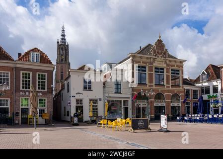 La place de la ville Hof et onze-Lieve-Vrouwetoren (la Tour de notre-Dame) dans le centre d'Amersfoort, pays-Bas. Banque D'Images