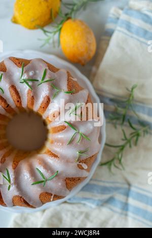Gâteau bundt citron fait maison avec du sucre cerise Banque D'Images