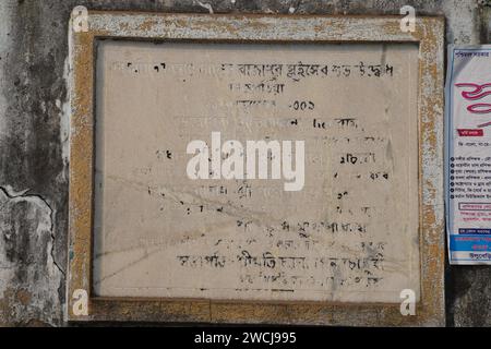 Plaque inaugurale (21 décembre 2001) de l'écluse Rajapur à travers le canal Rajapur à Seijberia, Fuleswar, Howrah, Bengale occidental, Inde. Banque D'Images