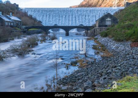 Une journée d'hiver froide au barrage de Cabon Coch dans la vallée d'Elan Powys Wales Royaume-Uni. Janvier 2024. Banque D'Images