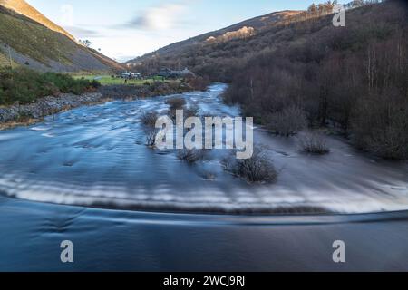 L'Afon Elan (rivière elan) qui traverse la vallée de l'Elan vers Rhayader, Powys Wales UK. Janvier 2024 Banque D'Images