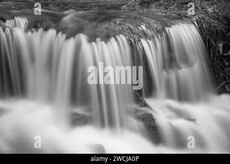 Aire de repos par une cascade sans nom qui se jette dans le réservoir Caban Coch, Elan Valley Wales UK. Janvier 2024 Banque D'Images