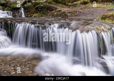 Aire de repos par une cascade sans nom qui se jette dans le réservoir Caban Coch, Elan Valley Wales UK. Janvier 2024 Banque D'Images