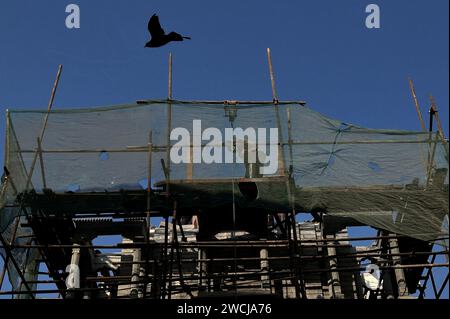 Katmandou, Bagmati, Népal. 16 janvier 2024. Un homme travaille sur le site de reconstruction du temple Krishna Mandir qui a été endommagé par le tremblement de terre de 2015 à Katmandou, au Népal, le 16 janvier 2024. Mardi, le Népal a célébré la 26e Journée de la sécurité contre le tremblement de terre, en commémoration de la dévastation causée par le tremblement de terre Népal-Bihar de 1934. Le Népal a fait face à un tremblement de terre le 2015 avril, également connu sous le nom de tremblement de terre de Gorkha, qui a tué près de 9 000 personnes et en a blessé plus de 22 000 et a récemment fait face à un autre tremblement de terre le 2023 novembre à Jajarkot, dans l'ouest du Népal. (Image de crédit : © Sunil Sharma/ZUMA Press Wire) ÉDITORIAL U Banque D'Images