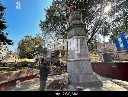 Katmandou, Bagmati, Népal. 16 janvier 2024. Un homme rend hommage aux victimes du tremblement de terre devant le monument du tremblement de terre au parc Bhugol à Katmandou, au Népal, le 16 janvier 2024. Mardi, le Népal a célébré la 26e Journée de la sécurité contre le tremblement de terre, en commémoration de la dévastation causée par le tremblement de terre Népal-Bihar de 1934. Le Népal a fait face à un tremblement de terre le 2015 avril, également connu sous le nom de tremblement de terre de Gorkha, qui a tué près de 9 000 personnes et en a blessé plus de 22 000 et a récemment fait face à un autre tremblement de terre le 2023 novembre à Jajarkot, dans l'ouest du Népal. (Image de crédit : © Sunil Sharma/ZUMA Press Wire) USAGE ÉDITORIAL SEULEMENT! Banque D'Images