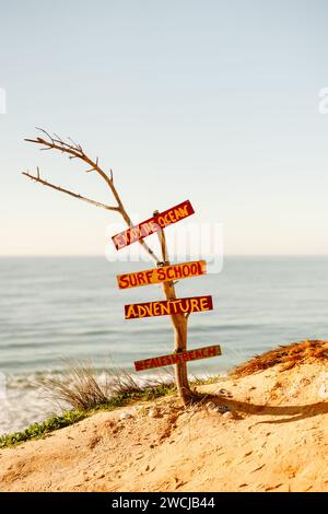 Signe de possibilités à la plage de Falesia avec des falaises oranges en Algarve, Portugal Banque D'Images