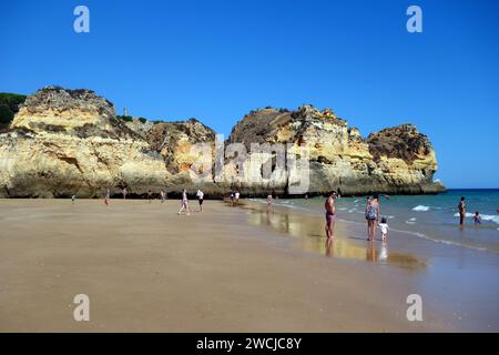 Praia dos Três Irmãos (Three Brothers Beach) et formations rocheuses à Alvor, Portimao, Algarve, Portugal, eu. Banque D'Images