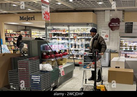 Stockholm, Suède. 16 janvier 2024. Un citoyen visite un supermarché à Stockholm, en Suède, le 16 janvier 2024. Le taux d'inflation en glissement annuel en Suède a ralenti à 4,4 pour cent en décembre, contre 5,8 pour cent en novembre, a déclaré lundi Statistics Sweden (SCB). Crédit : Fu Yiming/Xinhua/Alamy Live News Banque D'Images