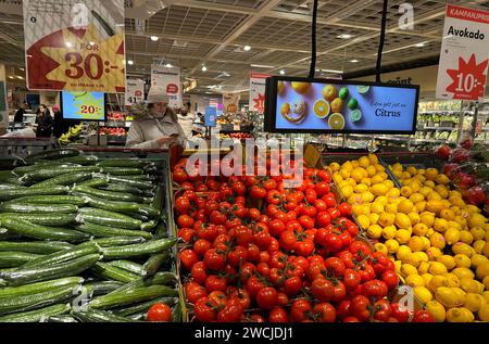 Stockholm, Suède. 16 janvier 2024. Un citoyen visite un supermarché à Stockholm, en Suède, le 16 janvier 2024. Le taux d'inflation en glissement annuel en Suède a ralenti à 4,4 pour cent en décembre, contre 5,8 pour cent en novembre, a déclaré lundi Statistics Sweden (SCB). Crédit : Fu Yiming/Xinhua/Alamy Live News Banque D'Images