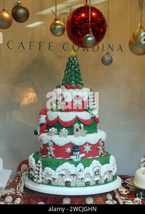 Décorations de fenêtre de Noël au Caffe Cordina à la Valette Banque D'Images