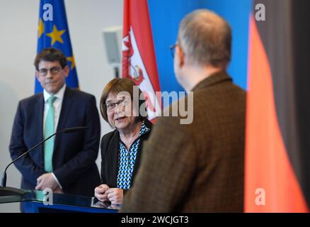 Potsdam, Allemagne. 16 janvier 2024. Ursula Nonnemacher (M, Alliance 90/les Verts), ministre des Affaires sociales, de la Santé, de l'intégration et de la protection des consommateurs du Brandebourg, intervient à la Chancellerie d'État à l'occasion des adieux de l'ancien secrétaire d'État Ranft (r) et de la nomination de Thomas Götz (l) en tant que nouveau secrétaire d'État au ministère des Affaires sociales, de la Santé, de l'intégration et de la protection des consommateurs de Brandebourg. Crédit : Soeren Stache/dpa/Alamy Live News Banque D'Images