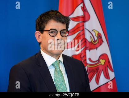 Potsdam, Allemagne. 16 janvier 2024. Thomas Götz, secrétaire d'État au ministère des Affaires sociales, de la Santé, de l'intégration et de la protection des consommateurs de Brandebourg, photographié après sa nomination à la Chancellerie d'État. Crédit : Soeren Stache/dpa/Alamy Live News Banque D'Images