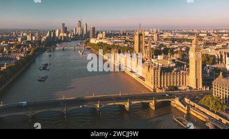 Une photographie aérienne montrant un paysage urbain époustouflant illuminé par un ensemble captivant de lumières Banque D'Images