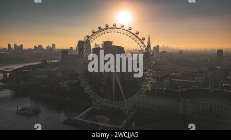 Une photographie aérienne montrant un paysage urbain époustouflant illuminé par un ensemble captivant de lumières Banque D'Images