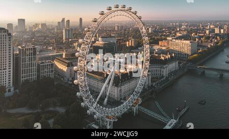 Une photographie aérienne montrant un paysage urbain époustouflant illuminé par un ensemble captivant de lumières Banque D'Images