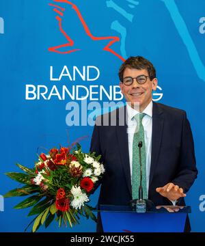 Potsdam, Allemagne. 16 janvier 2024. Thomas Götz, secrétaire d'État au ministère des Affaires sociales, de la Santé, de l'intégration et de la protection des consommateurs de Brandebourg, prend la parole après sa nomination à la Chancellerie d'État. Crédit : Soeren Stache/dpa/Alamy Live News Banque D'Images
