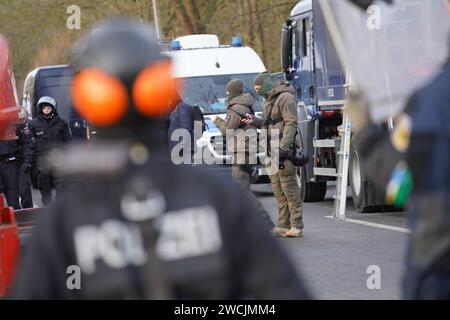 Polizei setzt Räumung von Protestcamp fort Die Polizei Hannover setzt die Räumung des Protest camps Tümpeltown fort. Bereits gestern hatte die Polizei mit Hilfe von Hubsteigern fünf Aktivisten aus den Bäumen und Verschlägen geholt. SIE erwartet ein Verfahren wegen Hausfriedensbruch. Die Polizei ist mit Spezialkräften des sogenannten Höheninterventionsteam vor Ort und klettert selbst in die Bäume, UM offenbar ein Nachrücken von weiteren Aktivisten zu unterbinden. Mehrere Aktivisten verließen gestern freiwillig das Gelände. Nach Polizeiangaben halten sich derzeit noch eine höhere zweistellige an Banque D'Images