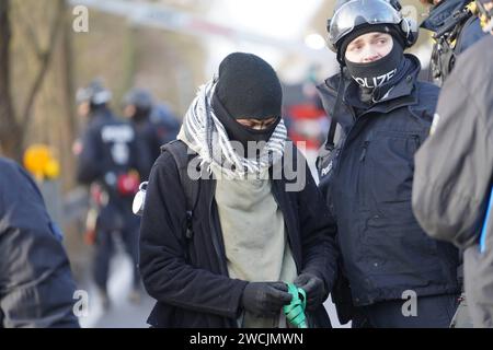 Polizei setzt Räumung von Protestcamp fort Die Polizei Hannover setzt die Räumung des Protest camps Tümpeltown fort. Bereits gestern hatte die Polizei mit Hilfe von Hubsteigern fünf Aktivisten aus den Bäumen und Verschlägen geholt. SIE erwartet ein Verfahren wegen Hausfriedensbruch. Die Polizei ist mit Spezialkräften des sogenannten Höheninterventionsteam vor Ort und klettert selbst in die Bäume, UM offenbar ein Nachrücken von weiteren Aktivisten zu unterbinden. Mehrere Aktivisten verließen gestern freiwillig das Gelände. Nach Polizeiangaben halten sich derzeit noch eine höhere zweistellige an Banque D'Images