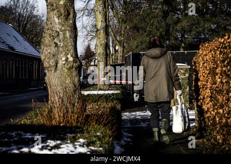 EERSEL - enquête technique dans une maison à Eersel, dans le Brabant du Nord, où un résident est mort et un résident a été grièvement blessé après un incendie. Quatre habitants de la maison de Voortseweg ont été arrêtés, y compris l'homme grièvement blessé. Les trois hommes et une femme sont soupçonnés d'incendie criminel. ANP ROB ENGELAAR pays-bas Out - belgique Out Banque D'Images