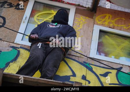 Polizei setzt Räumung von Protestcamp fort Die Polizei Hannover setzt die Räumung des Protest camps Tümpeltown fort. Bereits gestern hatte die Polizei mit Hilfe von Hubsteigern fünf Aktivisten aus den Bäumen und Verschlägen geholt. SIE erwartet ein Verfahren wegen Hausfriedensbruch. Die Polizei ist mit Spezialkräften des sogenannten Höheninterventionsteam vor Ort und klettert selbst in die Bäume, UM offenbar ein Nachrücken von weiteren Aktivisten zu unterbinden. Mehrere Aktivisten verließen gestern freiwillig das Gelände. Nach Polizeiangaben halten sich derzeit noch eine höhere zweistellige an Banque D'Images