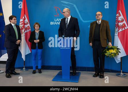 Potsdam, Allemagne. 16 janvier 2024. Dietmar Woidke (M, SPD), ministre-président du Brandebourg, s'exprime aux côtés d'Ursula Nonnemacher (Alliance 90/les Verts), ministre des Affaires sociales, de la Santé, de l'intégration et de la protection des consommateurs du Brandebourg, sur la nomination de Thomas Götz (l) au poste de secrétaire d'État au ministère de la Santé. À droite se trouve l'ancien secrétaire d'État, Michael Ranft. Crédit : Soeren Stache/dpa/Alamy Live News Banque D'Images
