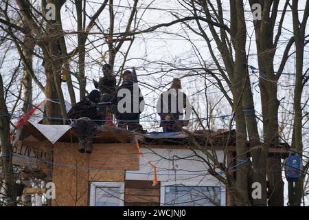 Polizei setzt Räumung von Protestcamp fort Die Polizei Hannover setzt die Räumung des Protest camps Tümpeltown fort. Bereits gestern hatte die Polizei mit Hilfe von Hubsteigern fünf Aktivisten aus den Bäumen und Verschlägen geholt. SIE erwartet ein Verfahren wegen Hausfriedensbruch. Die Polizei ist mit Spezialkräften des sogenannten Höheninterventionsteam vor Ort und klettert selbst in die Bäume, UM offenbar ein Nachrücken von weiteren Aktivisten zu unterbinden. Mehrere Aktivisten verließen gestern freiwillig das Gelände. Nach Polizeiangaben halten sich derzeit noch eine höhere zweistellige an Banque D'Images