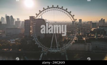 Une photographie aérienne montrant un paysage urbain époustouflant illuminé par un ensemble captivant de lumières Banque D'Images