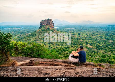 Couple à Sigiriya, vue rocheuse. Femme et homme, voyage d'été. Personnes en vacances au Sri Lanka. Belle nature avec paysage verdoyant et montagnes. Banque D'Images