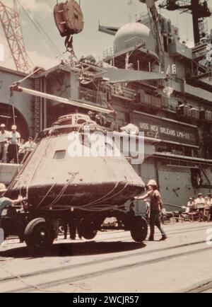 Une grue abaisse la capsule Apollo CSM-111 jusqu'à la jetée de Pearl Harbor après l'avoir déchargée de l'USS New Orleans (LPH-11), le 25 juillet 1975 (428-GX-K-109709). Banque D'Images