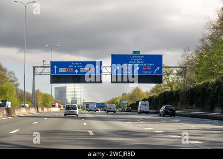 Trafic sur le périphérique Utrecht, A27 près de l'intersection de l'autoroute Rijnsweerd Banque D'Images