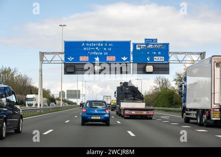 Panneaux de signalisation et de direction illisibles sur l'autoroute A27 d'Utrecht à Amsterdam Banque D'Images
