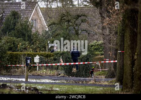 WEITEVEEN - enquête de suivi par la police à Weiteveen à Drenthe. Deux personnes sont mortes à la suite d'un incident violent. ANP VINCENT JANNINK netherlands Out - belgique Out Banque D'Images