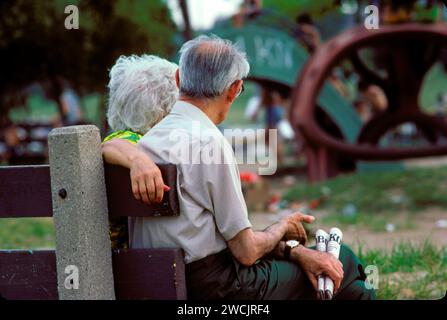 Couple de personnes âgées profitant d'un moment paisible ensemble sur Banc Banque D'Images
