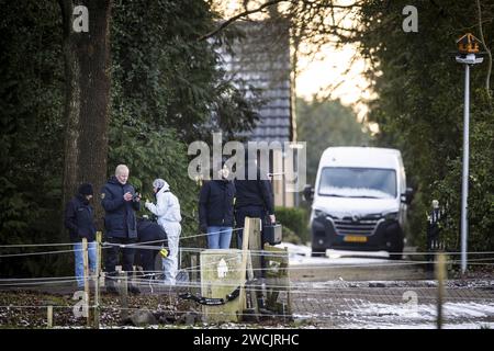 WEITEVEEN - enquête de suivi par la police à Weiteveen à Drenthe. Deux personnes sont mortes à la suite d'un incident violent. ANP VINCENT JANNINK netherlands Out - belgique Out Banque D'Images