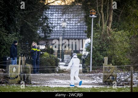 WEITEVEEN - enquête de suivi par la police à Weiteveen à Drenthe. Deux personnes sont mortes à la suite d'un incident violent. ANP VINCENT JANNINK netherlands Out - belgique Out Banque D'Images