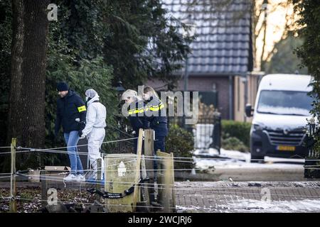 WEITEVEEN - enquête de suivi par la police à Weiteveen à Drenthe. Deux personnes sont mortes à la suite d'un incident violent. ANP VINCENT JANNINK netherlands Out - belgique Out Banque D'Images