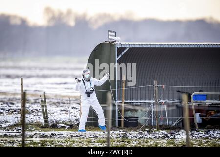 WEITEVEEN - enquête de suivi par la police à Weiteveen à Drenthe. Deux personnes sont mortes à la suite d'un incident violent. ANP VINCENT JANNINK netherlands Out - belgique Out Banque D'Images