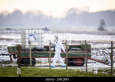 WEITEVEEN - enquête de suivi par la police à Weiteveen à Drenthe. Deux personnes sont mortes à la suite d'un incident violent. ANP VINCENT JANNINK netherlands Out - belgique Out Banque D'Images