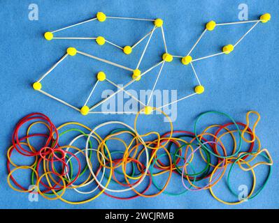 Concept d'entreprise, réseautage, innovation, idée, conseil, ressources humaines et concept de travail d'équipe avec tas désordonné d'élastiques, mais certains formant networ Banque D'Images