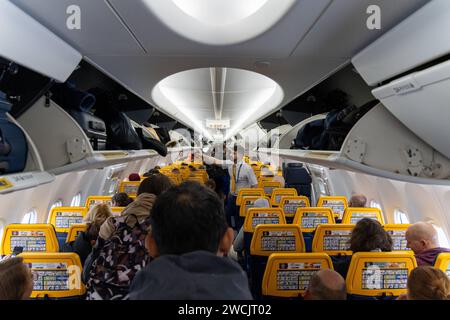 Bavière, Allemagne - 2 décembre 2023 : intérieur de l'avion avec de nombreux voyageurs dans les rangées de sièges peu avant le départ *** Flugzeug Innenraum mit zahlreichen Reisenden in den Sitzreihen kurz vor dem Abflug Banque D'Images