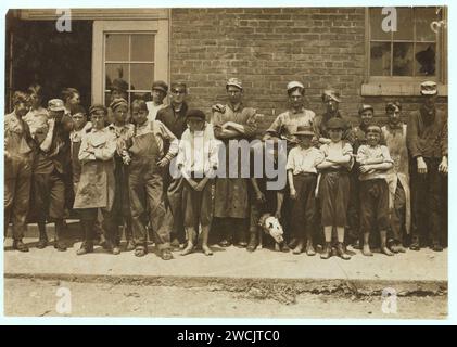 Quelques-uns des jeunes travailleurs de West End Shoe Factory, Lynchburg, (Virginie.) Un certain nombre de garçons ici ont sûrement moins de quatorze ans et certains d'entre eux probablement moins de douze. Le plus jeune refusa de poser. Banque D'Images