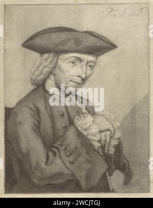 Portrait de Hendrik Spilman, Pieter Louw, 1743 - 1800 impression l'imprimeur, dessinateur et peintre Hendrik Spilman. Il laisse ses mains repliées l'une sur l'autre reposer sur son bâton de marche. Casque en papier Amsterdam : chapeau (+ vêtements pour hommes). portrait, autoportrait d'artiste Banque D'Images