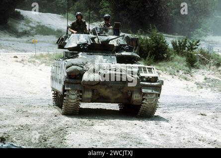 Vue de face d'un véhicule de combat d'infanterie M2 Bradley (IFV), 2e division blindée (DA-ST-84-06794). Banque D'Images