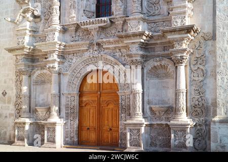 Superbe extérieur de l'église de Saint Augustin, une église baroque historique à Arequipa, Pérou, Amérique du Sud Banque D'Images